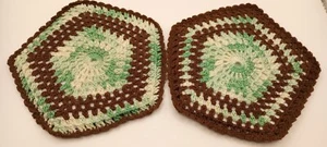De colección. Par de almohadillas calientes de ganchillo hechas a mano soportes para ollas remaches variados verdes y marrones - Imagen 1 de 4