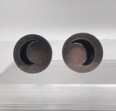 Pendientes perforados Trifari vintage firmados en tono plateado y esmalte negro luna creciente Foto 1 de 4