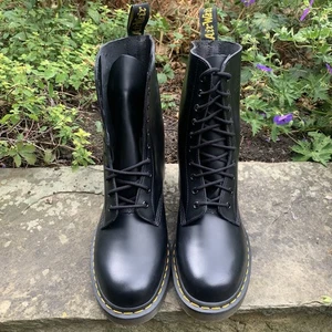 Dr. Martens 1490 Black Smooth 10- eyelet Hole Airwair Size uk 8 Eu 42 - Picture 1 of 14