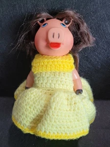 Vintage Miss Piggy gehäkelt 8,5" Puppe gelbes Kleid The Muppets Jim Henson AA - Bild 1 von 3