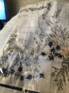 Elegant 36x38” Jardin Garden %100 Cotton Collection Tablecloth - Picture 1 of 5