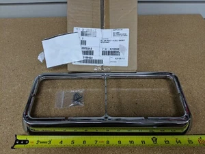 Chrome Bezel Headlight Peterbilt # 3-2048-2 Ref. # Light Company 43029-30 KD - Picture 1 of 4