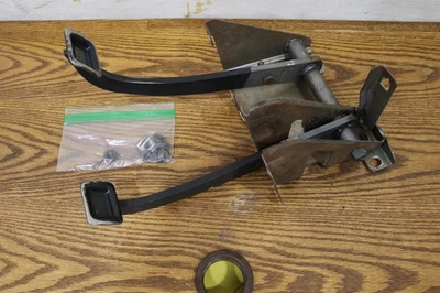 OEM   1997-2001 JEEP CHEROKEE XJ ---Clutch & Brake Pedal Assembly ---AX15 - Image 1 of 4