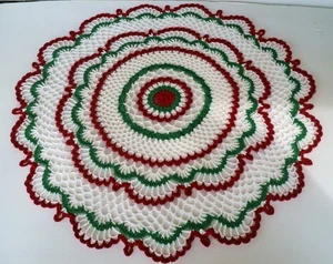 Nuevo centro de mesa de Navidad de ganchillo tapete hecho a mano rojo blanco verde - Imagen 1 de 3