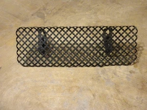 Estante montado en la pared vintage de malla gótica metálica de 14" x 5" con aspecto de diseño - Imagen 1 de 13