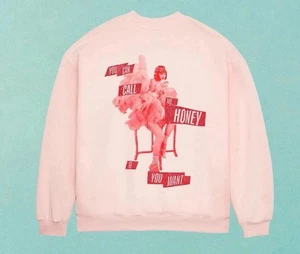 Taylor Swift NUEVO CON ETIQUETAS | Sudadera con cuello redondo rosa You Can Call Me Honey If You Want | M - Imagen 1 de 6