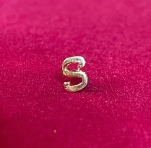 Pin de solapa pequeño vintage de oro 14K con letra inicial S de 6 mm de alto x 4 mm de ancho - Imagen 1 de 4