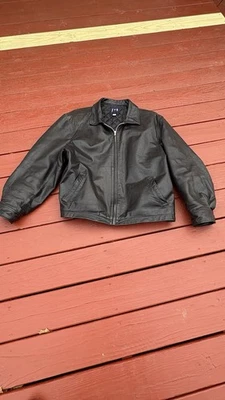 Chaqueta de cuero negra XL Gap para hombre cremallera completa frontal dos bolsillos delanteros  Foto 1 de 4