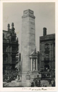 ECHTFOTO-POSTKARTE EINER MILITÄRPARADE AM PRESTON WAR MEMORIAL, LANCASHIRE 2 - Bild 1 von 2