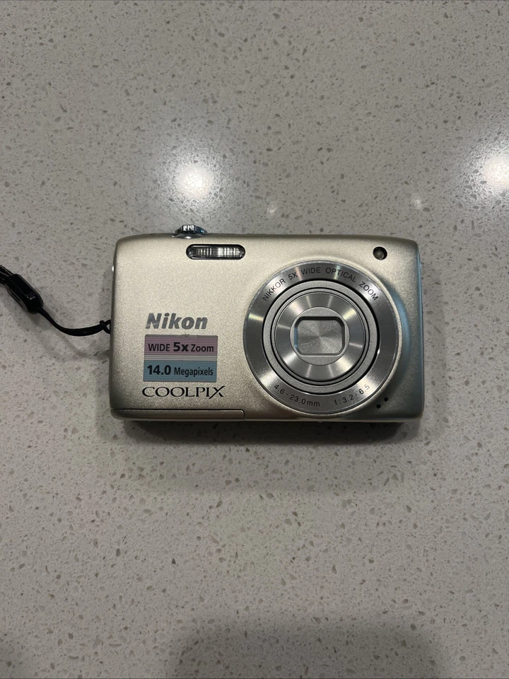 Cámara digital Nikon Coolpix S3100 plateada 14 MP (SOLO para reparación/piezas) Foto 1 de 4