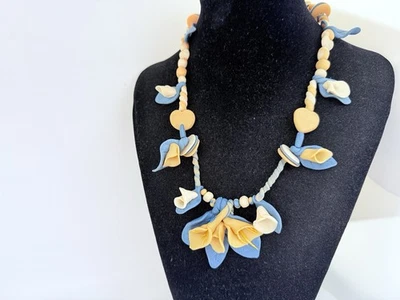 BONITO COLLAR FLORES CALA LIRIO ARCILLA FIMO AZUL Y AMARILLO-20" (531) Foto 1 de 3