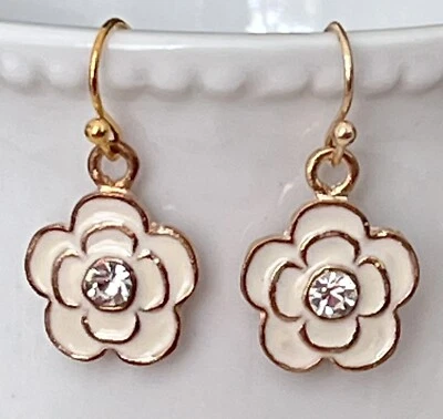 Hermosos Pendientes Colgantes Flores Marfil con Estrás y Borde Dorado. Foto 1 de 3