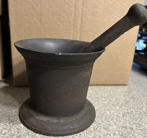 Antico mortaio e pestello primitivo in ghisa XVIII e XIX secolo grande farmacia - Foto 1 di 13