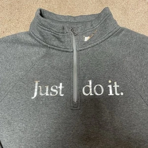NIKE Just Do It Sudadera Recortada PLATA Swoosh Manga Larga 1/4 Cremallera Pullover S - Imagen 1 de 7