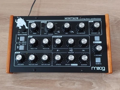 Moog Minitaur mit original Moog-Holzseitenteilen, OVP, top Zustand - Bild 1 von 4