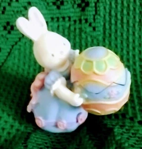 Osterfigur, Mama Hase mit Ei - Bild 1 von 5