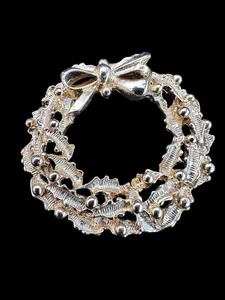 VTG Gerry’s Christmas Wreath Holly Berry Pin Gold Tone Brooch Lapel Hat Festive - Picture 1 of 6