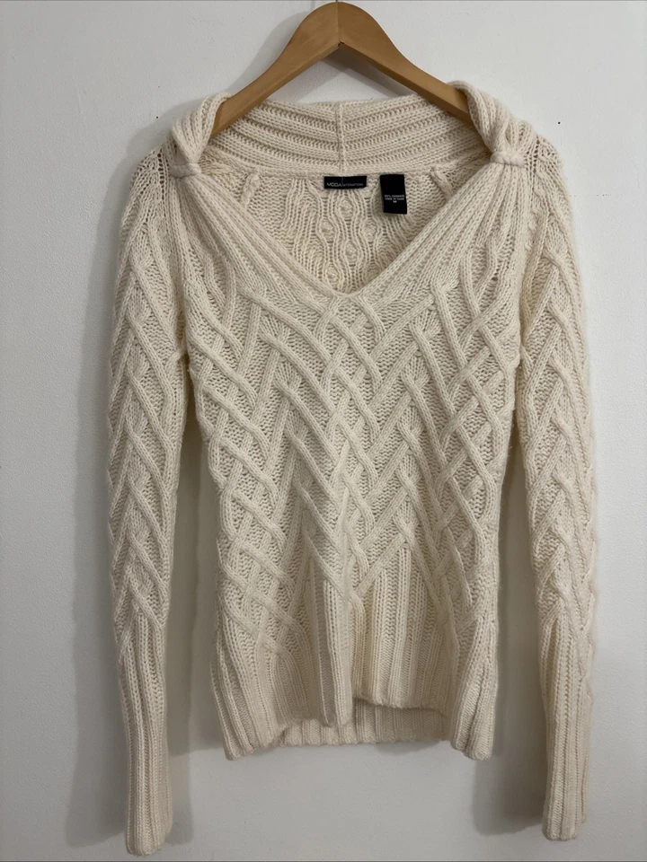Suéter de cachemir tejido con cable crema Moda International cuello en V mediano Foto 1 de 4