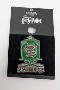 WARNER BROS Studio Tour London Harry Potter Slytherin 3D Maskottchen Zauberer Pin NEU - Bild 1 von 2