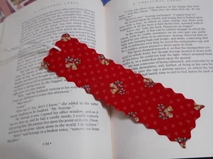 Cloth or Fabric Bookmark Handmade CHRISTMAS Themed Red with BELLS - Imagen 1 de 3