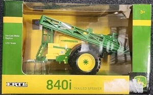Pulverizador arrastrado ERTL John Deere 840i fundido a presión escala 1:32 *NUEVO* - Imagen 1 de 8