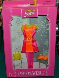 NUEVO EN CAJA 1997 RARO BARBIE ADOLESCENTE PATRÓN NEÓN MODA AVENIDA VESTIDO MONEDERO MEDIAS TACONES + - Imagen 1 de 4