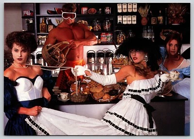 Postal Sexy Boudoir Mujeres y Hombres Beefcake Eastside Espresso Bar Interés Gay Foto 1 de 2
