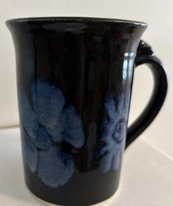 Vintage blau glasierte Keramik Kaffeebecher mit Design 12 Unzen Daumenauflage am Griff  - Bild 1 von 8