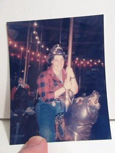 1980S VINTAGE FOUND PHOTOGRAPH COLOR PHOTO THICK WOMAN RIDING HOG MERRY GO ROUND - Picture 1 of 4