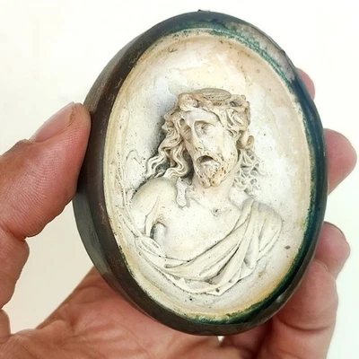ANCIEN MEDAILLON RELIQUAIRE  EX-VOTO CHRIST EN PLÂTRE XIXeme - Photo 1/4