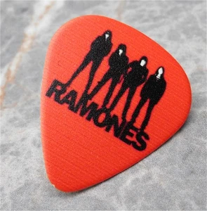 Ramones rot Gitarren-Plektrum Anstecknadel oder Krawattennadel - Bild 1 von 3