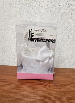 Cesta de flores blancas de 7" de alto para boda de Studio His & Hers - 2010 Foto 1 de 4