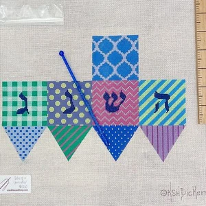 Tela punto ago dipinta a mano Kate Dickerson 3D Dreidel blu viola acqua ebraica - Foto 1 di 1
