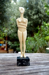 GRIECHISCHE ANTIKE KYKLADISCHE ZIVILISATION WEIBLICHE FIGUR MUSEALE KOPIE - 27 cm HÖHE - Bild 1 von 9