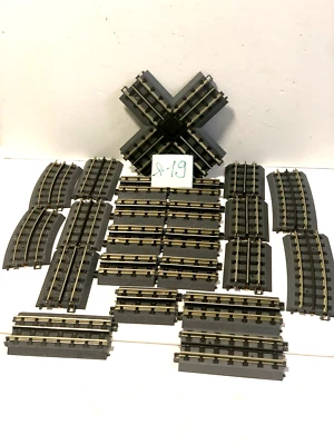 Lot of 23 MIX  MTH O Gauge RealTrax  straight -18 pc and curve -4 pcs one cross - Image 1 of 4