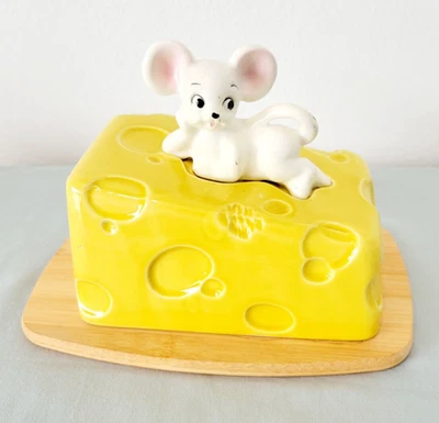 Vintage Mouse on a Ceramic Cheese Slice includes Bamboo Tray - Image 1 of 4