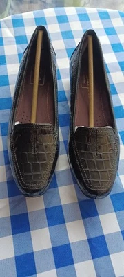 Mocasín sin cordones Clarks Artisan Timeless gris charol cocodrilo tacón bajo 7,5 M Foto 1 de 4