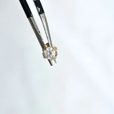 Pendientes redondos facetados de circonita cúbica en oro de 14K Foto 1 de 4