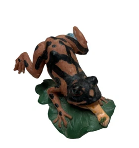 Leopard Frog Poisonous Dart Frog on Lilypad Catching Fly Figurine - Picture 1 of 6