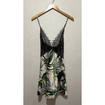 Victoria’s Secret Champagne Estampado Palma Detalle Encaje Acabado Satinado Slip (Grande) Foto 1 de 4