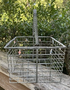 Linda Cesta de Alambre con Cuentas y Mango 5 1/2"s X 8"s Cuadrada - Imagen 1 de 16