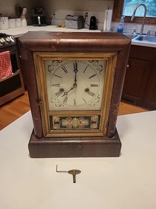 Antico orologio a mantello in legno 14" New Haven con vetro dipinto a mano - COSÌ COM'È funzionante - Foto 1 di 15