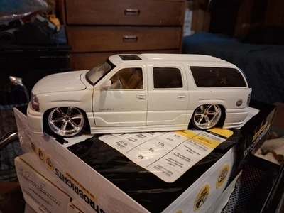 Jada Dub City 2002 blanco GMC Yukon Denali metal fundido a presión 1:24 Foto 1 de 4
