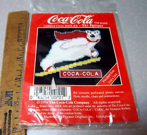 Kit de punto de cruz contado Coca Cola, oso SKI JUMPER, 3 x 3 pulgadas, kit sin abrir - Imagen 1 de 3