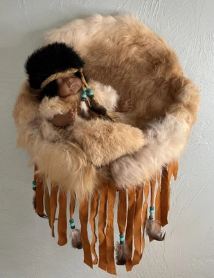Muñeca bebé papoose indio nativo americano vintage piel y tabla cuna de mimbre Foto 1 de 4