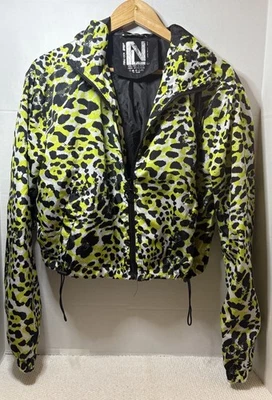 Chaqueta cortavientos deportiva New Look para mujer ligera verde leopardo negra grande Foto 1 de 4