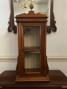 Vintage Alfred Assid Antiqued Pine, lined display cabinet w/ brass finial c.1950 - Picture 1 of 10