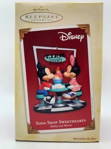 2005 Soda Shop Sweethearts Minnie & Mickey Hallmark Andenken Ornament NEU HMC - Bild 1 von 2