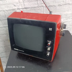 TV vintage Toshiba rosso a stato solido modello T0921 MCM arredamento retrò non testato senza cavo - Foto 1 di 13