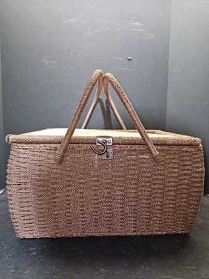 Cesta de almacenamiento de costura de mimbre vintage con tapa de tela forrada de satén 16x10x8 bandeja de plástico Foto 1 de 4